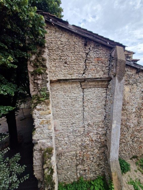 Fissure dans la façade d'un bâtiment patrimonial avant son instrumentation