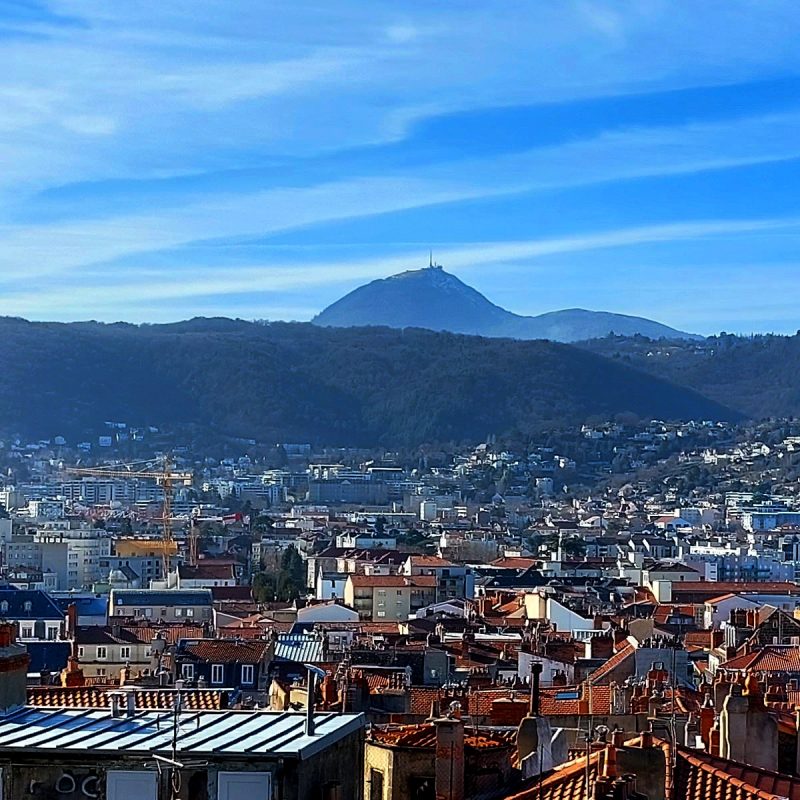 Vue sur Clermont-Ferrand et le Puy-de-Dôme