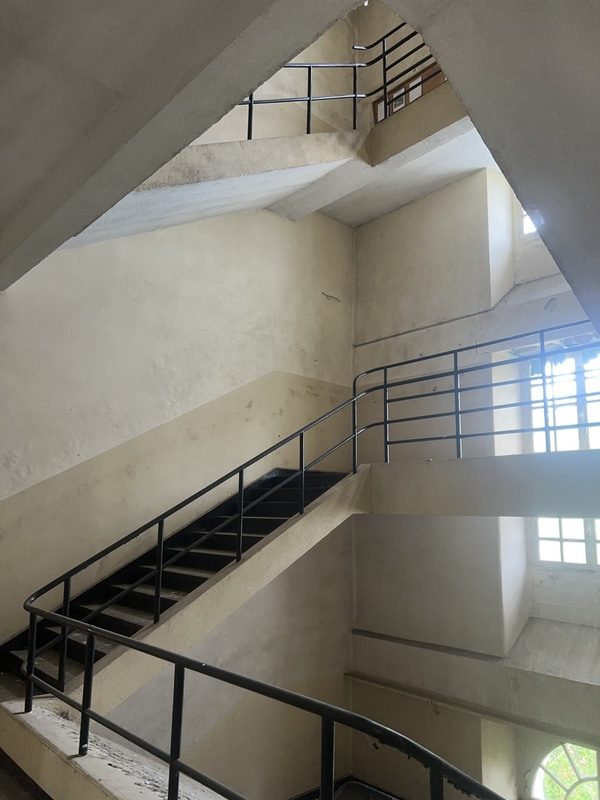 Cage d'escalier du bâtiment 001 de la Caserne Damesme à Fontainebleau