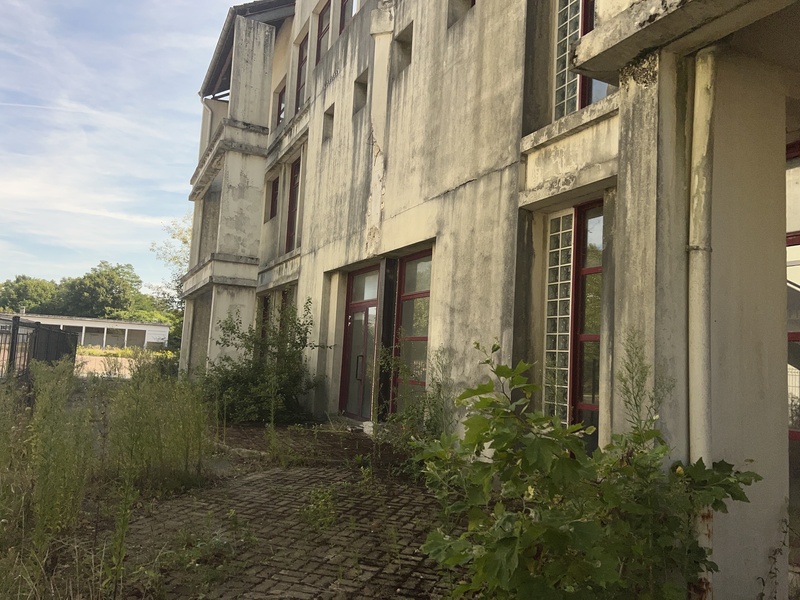 Vue extérieure du bâtiment 043, caserne Damesme, sujet d’un diagnostic structurel réalisé par CIDECO