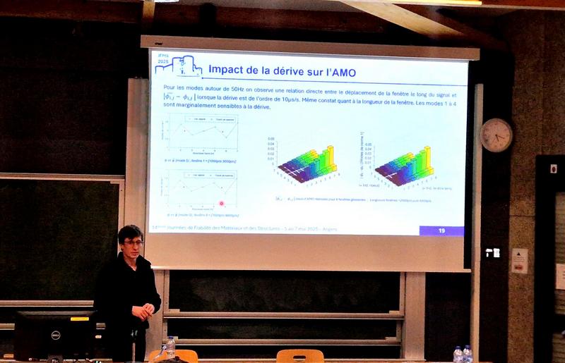 Julian Raedersdorff présente ses travaux sur l’analyse vibratoire des ouvrages d’art lors des JFMS 2025
