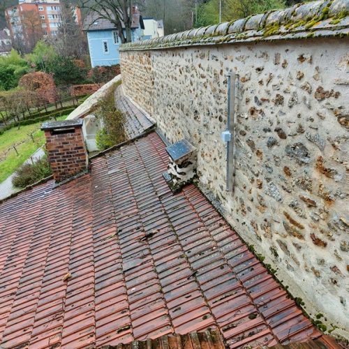 Inclinomètre connecté fixé sur le mur d’enceinte, instrumentation visible depuis la toiture