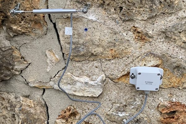 crackmeter Crackmeter for monitoring crack openings