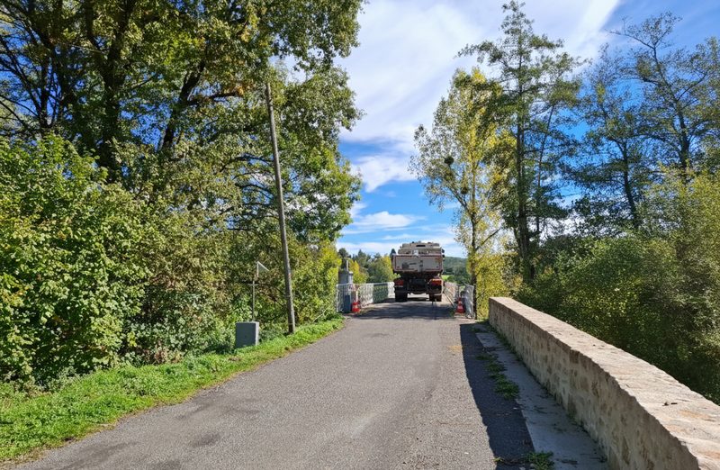 Passage d’un véhicule sur un ouvrage maçonné lors d’une campagne de diagnostic vibratoire en conditions d’exploitation.