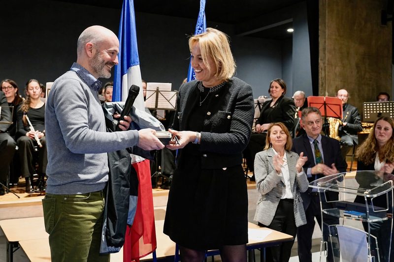 Remise de la médaille de l'Assemblée Nationale par la députée Delphine Lingemann