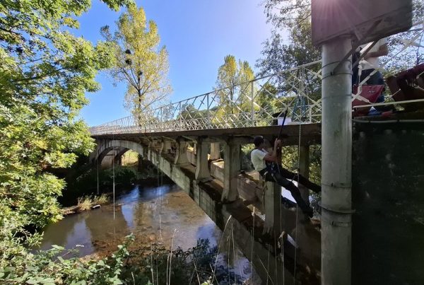 Intervention sur corde pour l’installation de capteurs lors d’un diagnostic vibratoire sur un ouvrage maçonné.