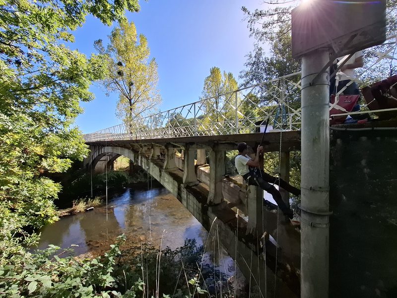 Intervention sur corde pour l’installation de capteurs lors d’un diagnostic vibratoire sur un ouvrage maçonné.