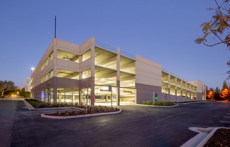 Parking silo en béton armé présentant une structure ouverte à plusieurs niveaux.