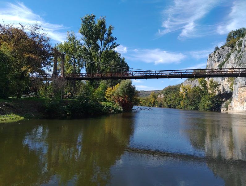 passerelle-cajarc-vue-large-riviere Passerelle suspendue de Cajarc traversant la rivière