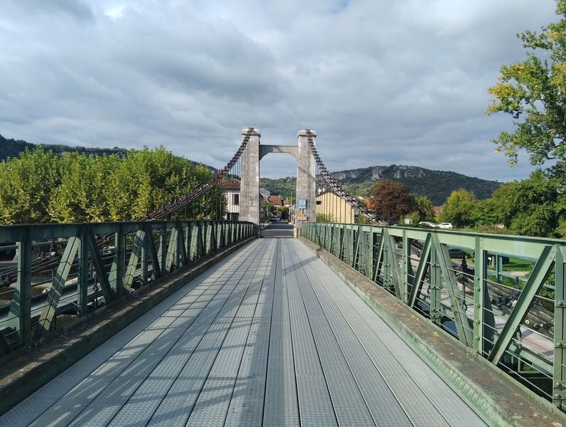pont-suspendu-cajarc-vue-centrale Pont suspendu de Cajarc avec structure métallique et pylônes