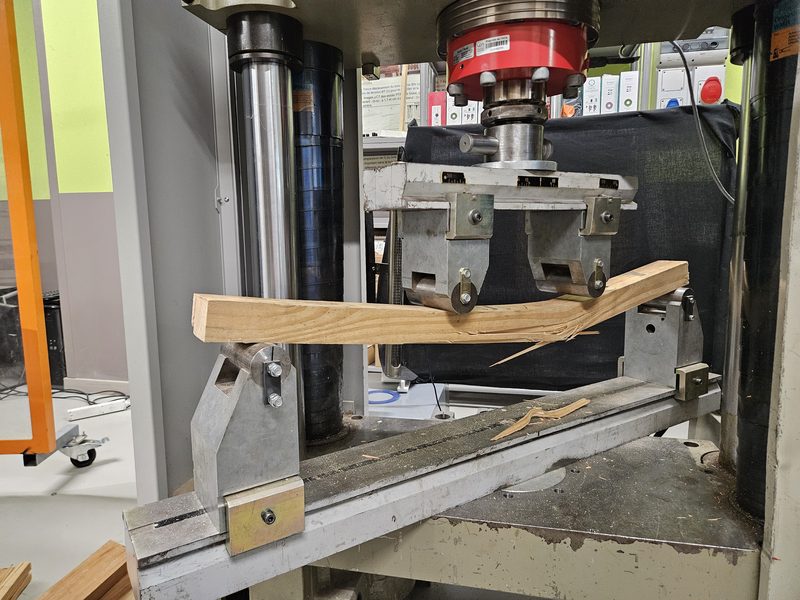 Rupture d’une poutre en bois lors d’un essai de flexion en laboratoire pour analyse du comportement structurel et validation des hypothèses de calcul