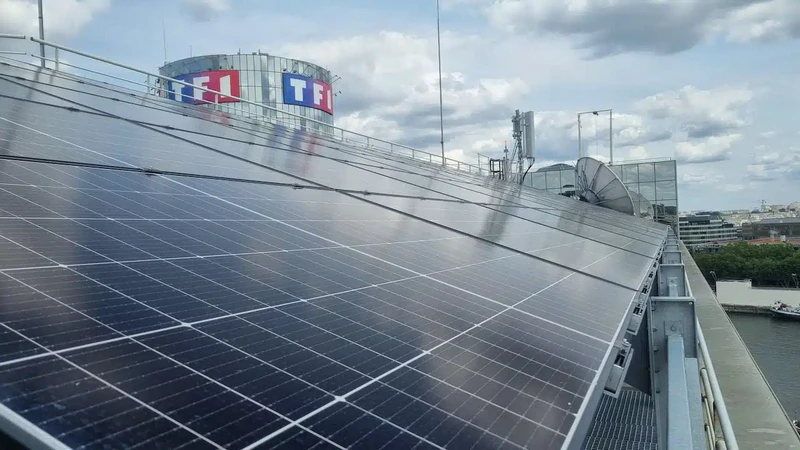 Panneaux photovoltaïques installés sur la toiture terrasse du site TF1